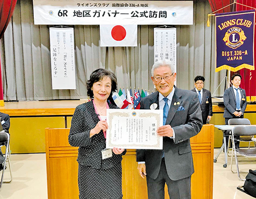 会長が代理で松﨑会員の感謝状を